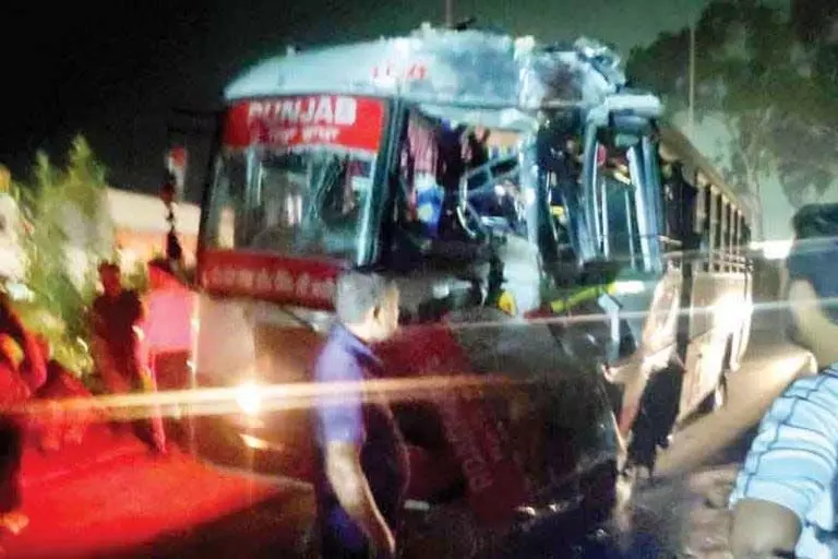Parvaanu में टिप्पर से टकराई बस, 15 सवारियां घायल