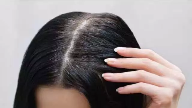 Hair Care: बालों को नेचुरली काला करने के लिए घर पर बनाएं ये तेल