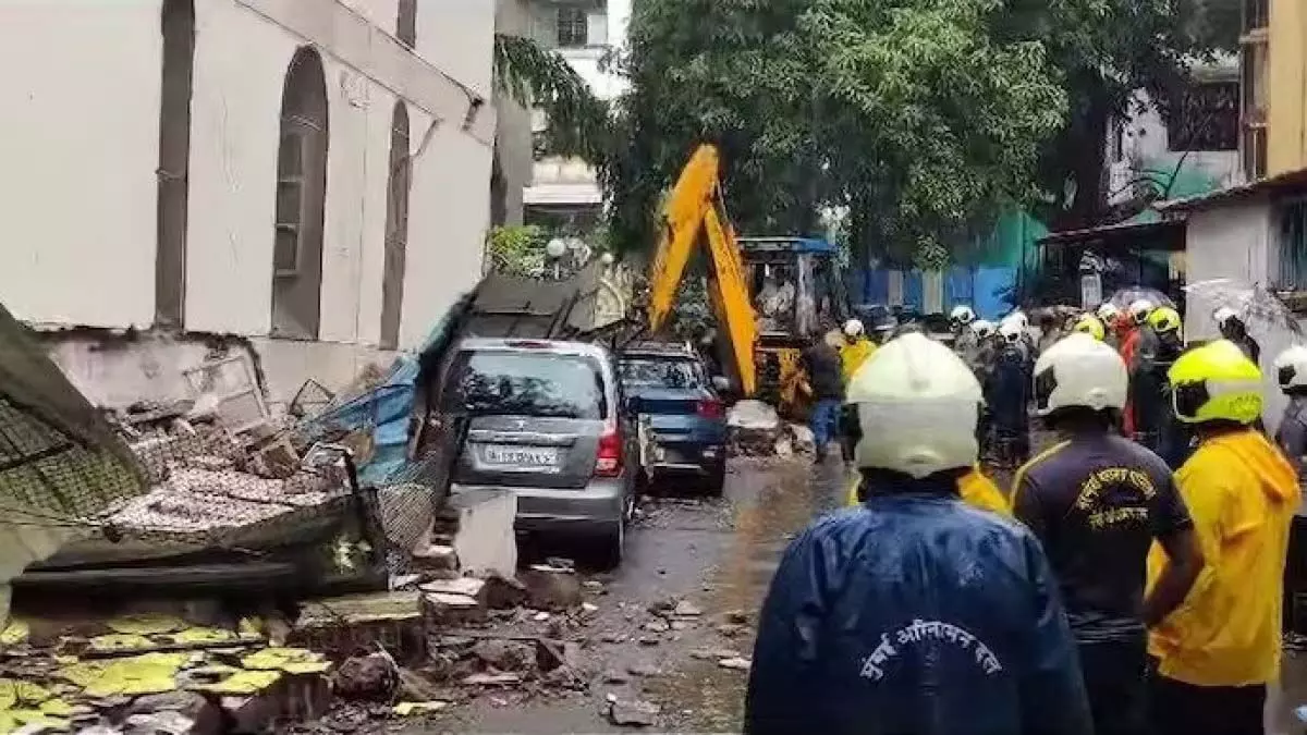 Mumbai में इमारत का हिस्सा गिरने से 1 की मौत