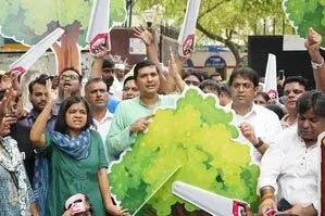 दिल्ली में पेड़ काटने के मामले को लेकर आम आदमी पार्टी का अनोखा प्रदर्शन