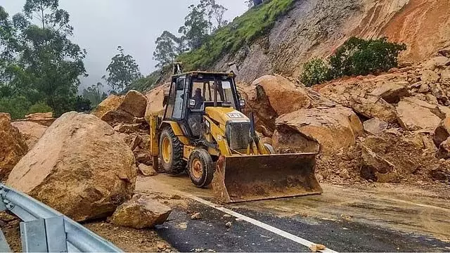 Karnataka landslide: लापता लॉरी चालक के परिवार ने बचाव अभियान में देरी का दावा किया