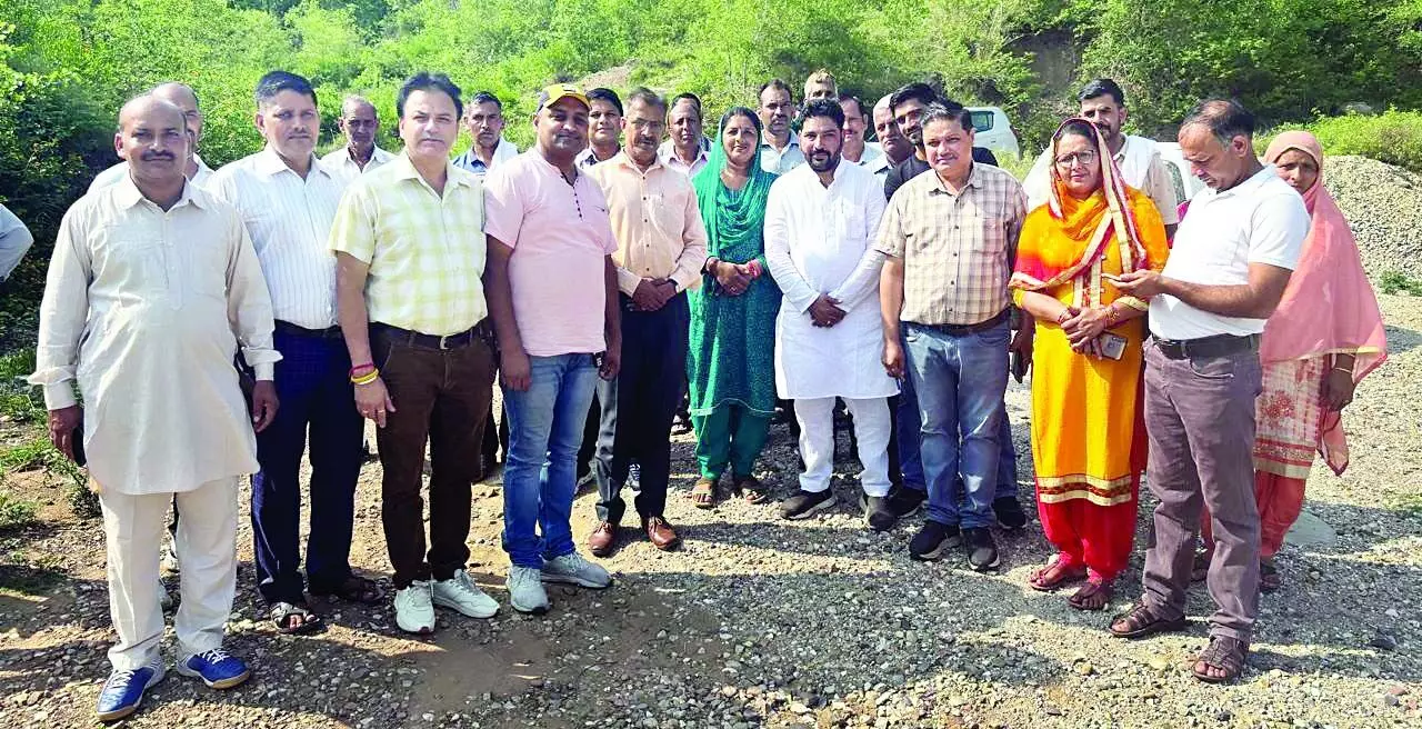 Congress महासचिव विवेक कुमार ने प्रशासन के साथ किया भूमि निरीक्षण
