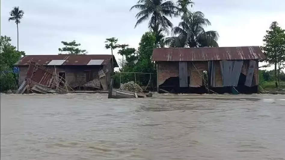Assam : सुधार के बावजूद बाढ़ जारी, मौसम की चेतावनी जारी