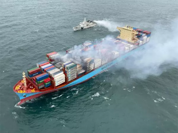 ICG ने करवार तट के पास व्यापारिक जहाज मेर्सक फ्रैंकफर्ट पर आग बुझाने का अभियान जारी रखा