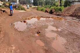 Kiriburu : दुर्घटना को आमंत्रण दे रही बड़ाजामदा-नोवामुंडी जर्जर सड़क