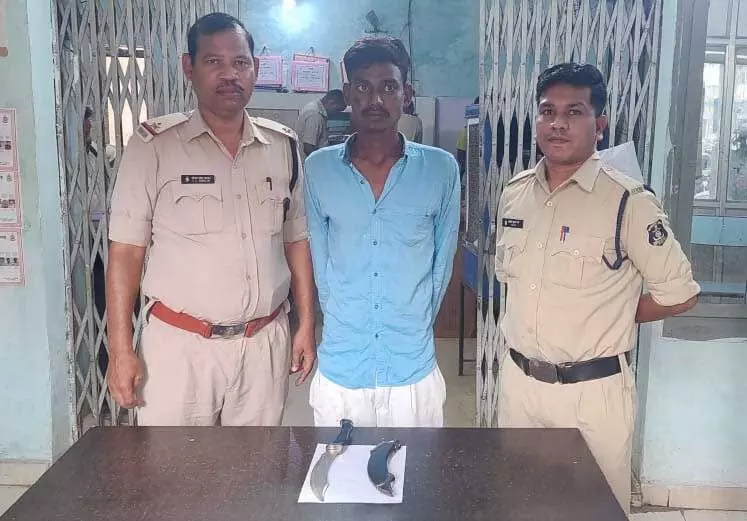 Raipur: चाकू लेकर तालाब किनारे बैठा था युवक, गिरफ्तार