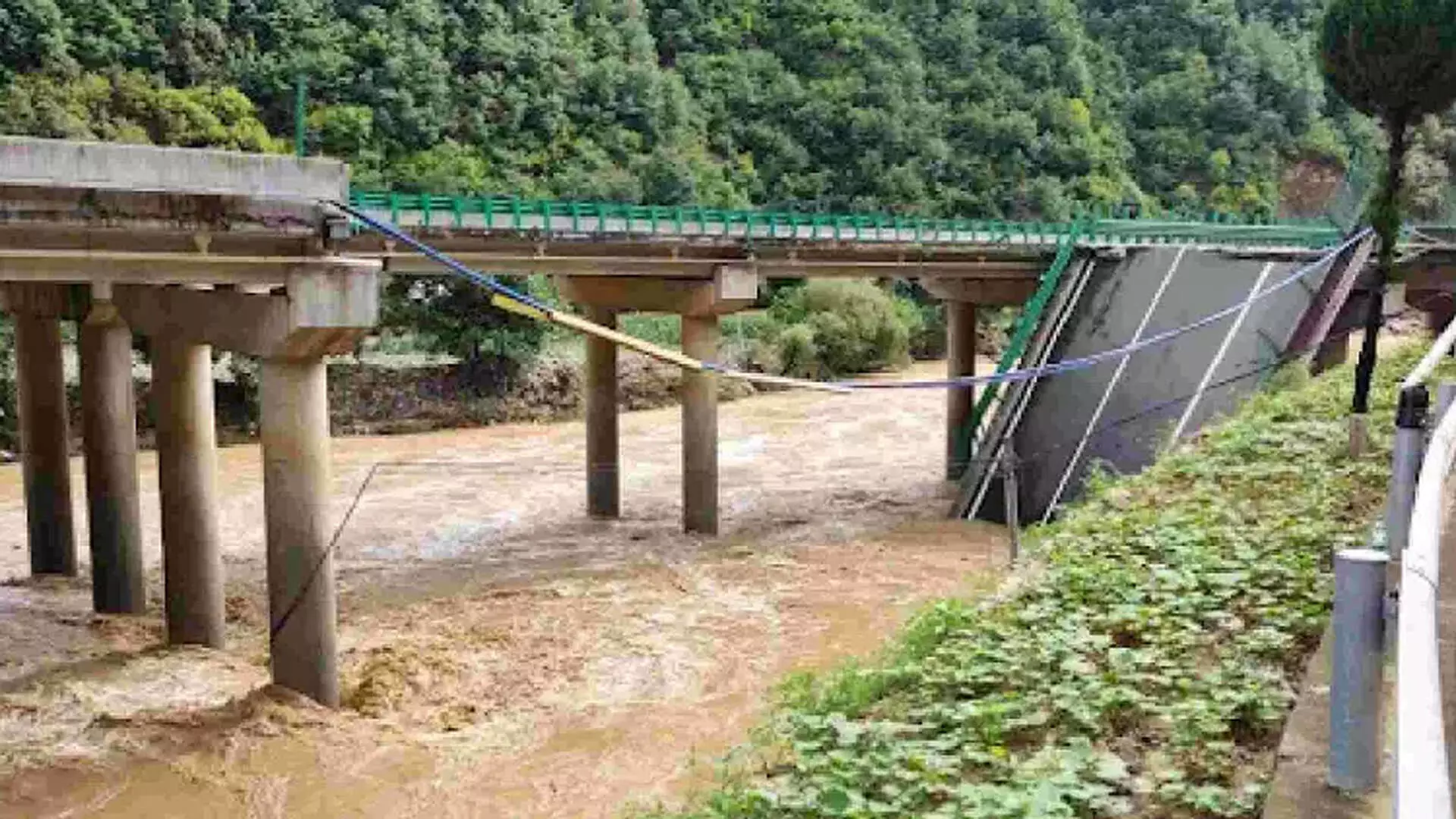 China में पुल ढहने से 11 लोगों की मौत, बचाव कार्य जारी