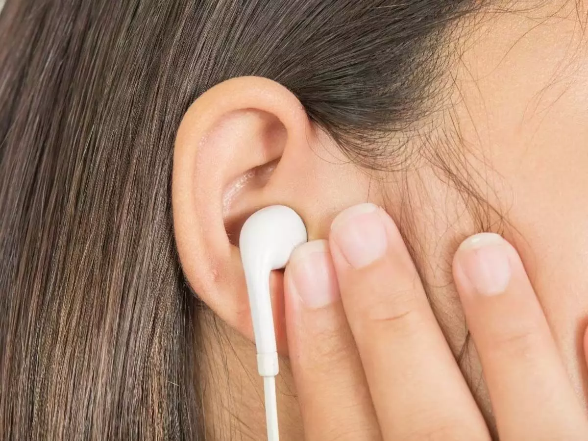 Health Care: दिनभर कानों में ईयरफोन लगाने से हो सकती हैं 5 दिक्कतें