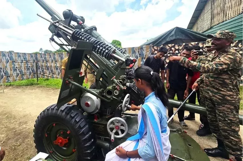Assam के जोरहाट में हथियार प्रदर्शन का आयोजन किया