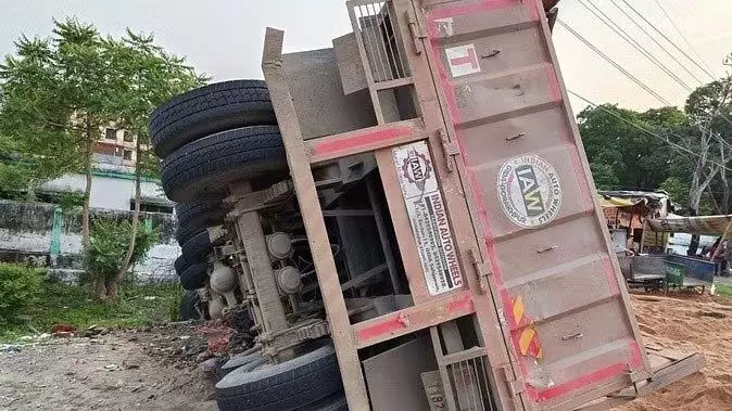 Accident: झोपड़ी पर पलटा ट्रक, चार लोगों की दर्दनाक मौत