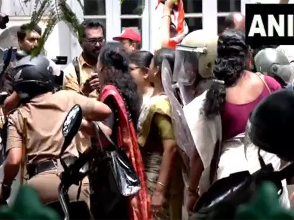 Thiruvananthapuram: सफाई कर्मचारी की मौत पर महिला कांग्रेस सदस्यों ने विरोध प्रदर्शन किया