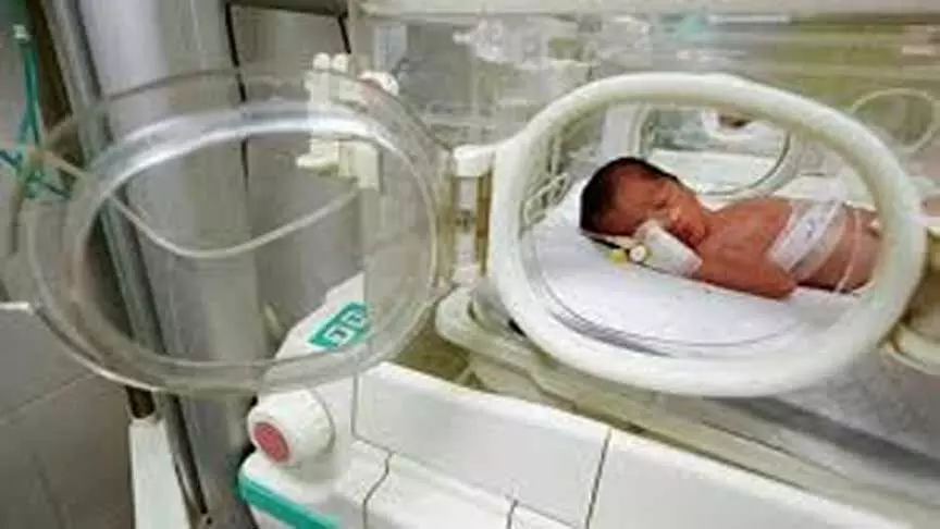 Gaza अस्पताल पर हमला करने के बाद मृत मां के गर्भ से नवजात को बचाया