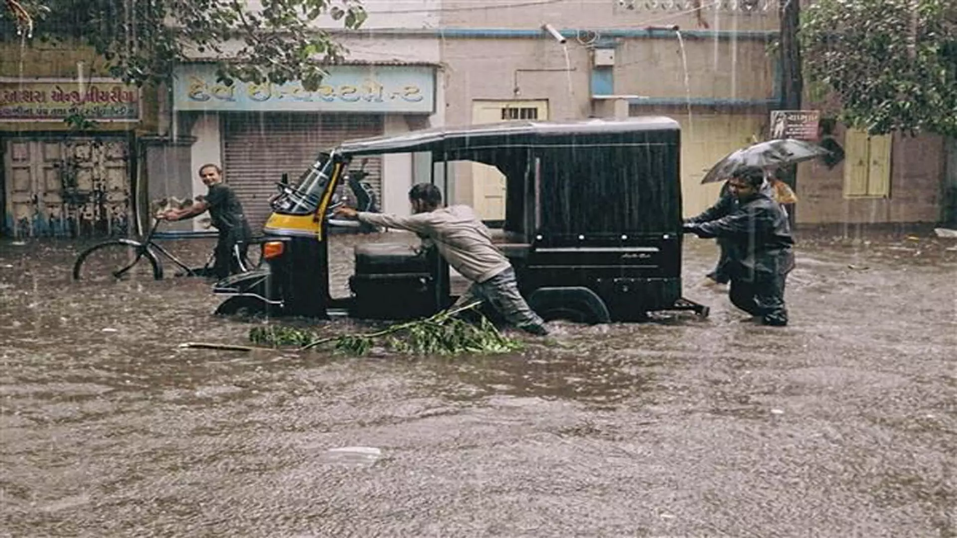 Gujarat: सौराष्ट्र क्षेत्र के जिलों में बाढ़ जैसे हालात, NDRF की टीमें तैनात