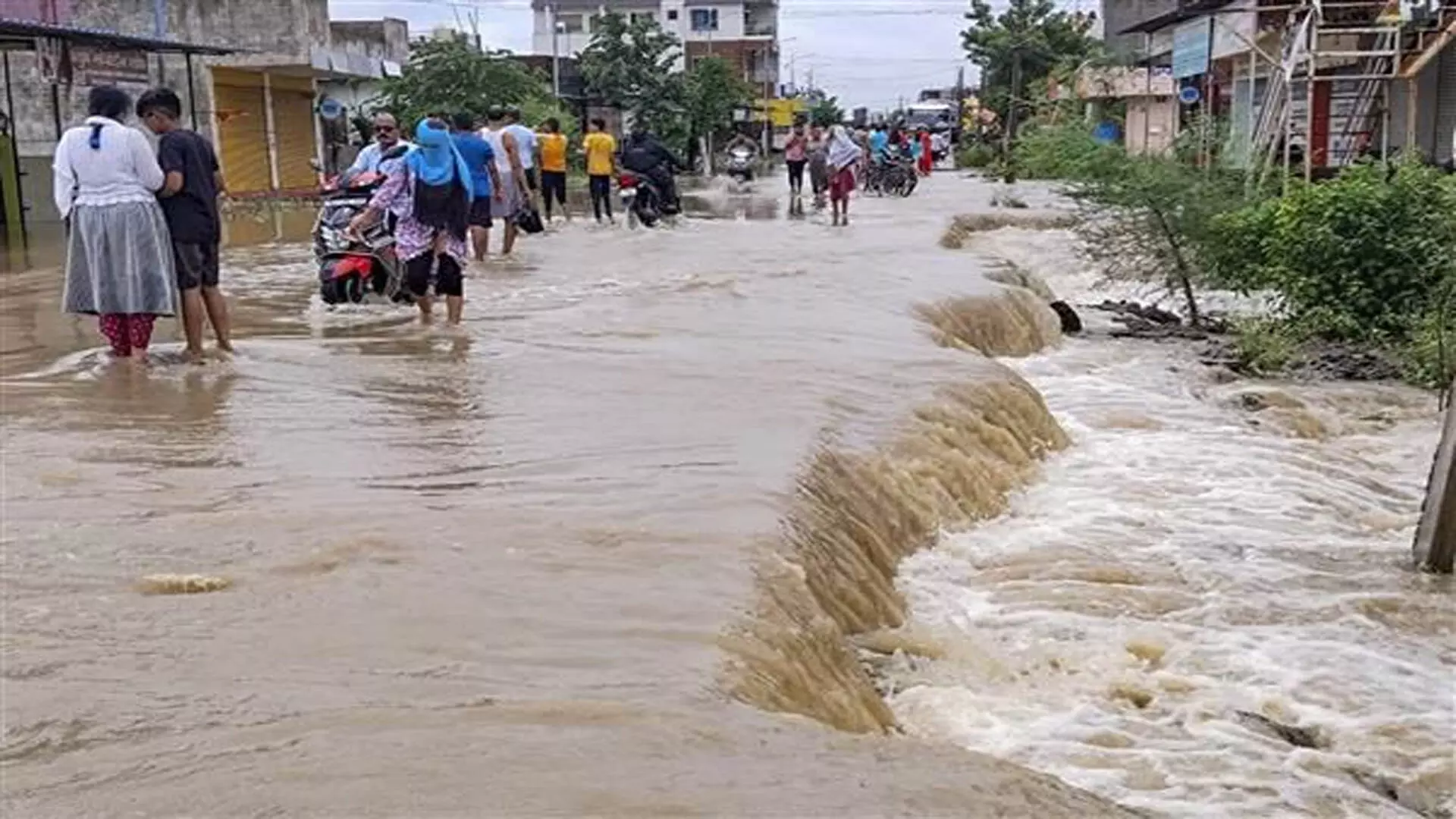 पश्चिमी भारत में भारी बारिश के कारण Mumbai और Nagpur में सड़कें जलमग्न