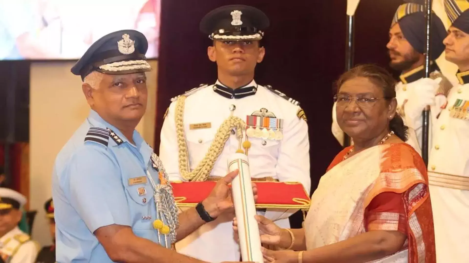 President मुर्मू ने हैदराबाद के अधिकारियों को शीर्ष पदक प्रदान किए