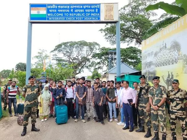 Bangladesh से निकाले गए 40 भारतीय छात्र सुरक्षित रूप से त्रिपुरा की सोनामुरा सीमा पार कर गए