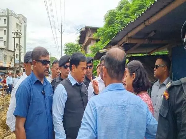 Assam: केंद्रीय मंत्री सोनोवाल ने डिब्रूगढ़ में कृत्रिम बाढ़ के खिलाफ उपायों का जायजा लिया