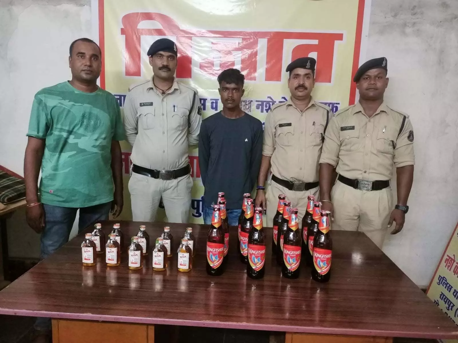 Raipur में अवैध शराब बेचते युवक गिरफ्तार