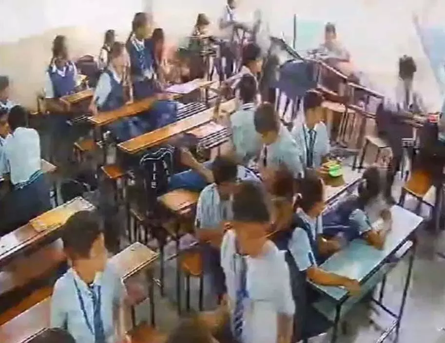 Class Room की दीवार भर-भराकर गिरी, देखें VIDEO...