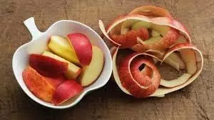 Skin Care Tips: सेब के छिलके में छुपे हैं  कई फायदे
