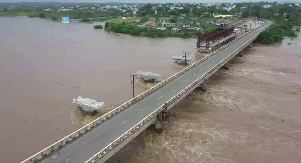 Telangana:गोदावरी डेल्टा में भारी जल प्रवाह के कारण भद्राचलम उफान पर