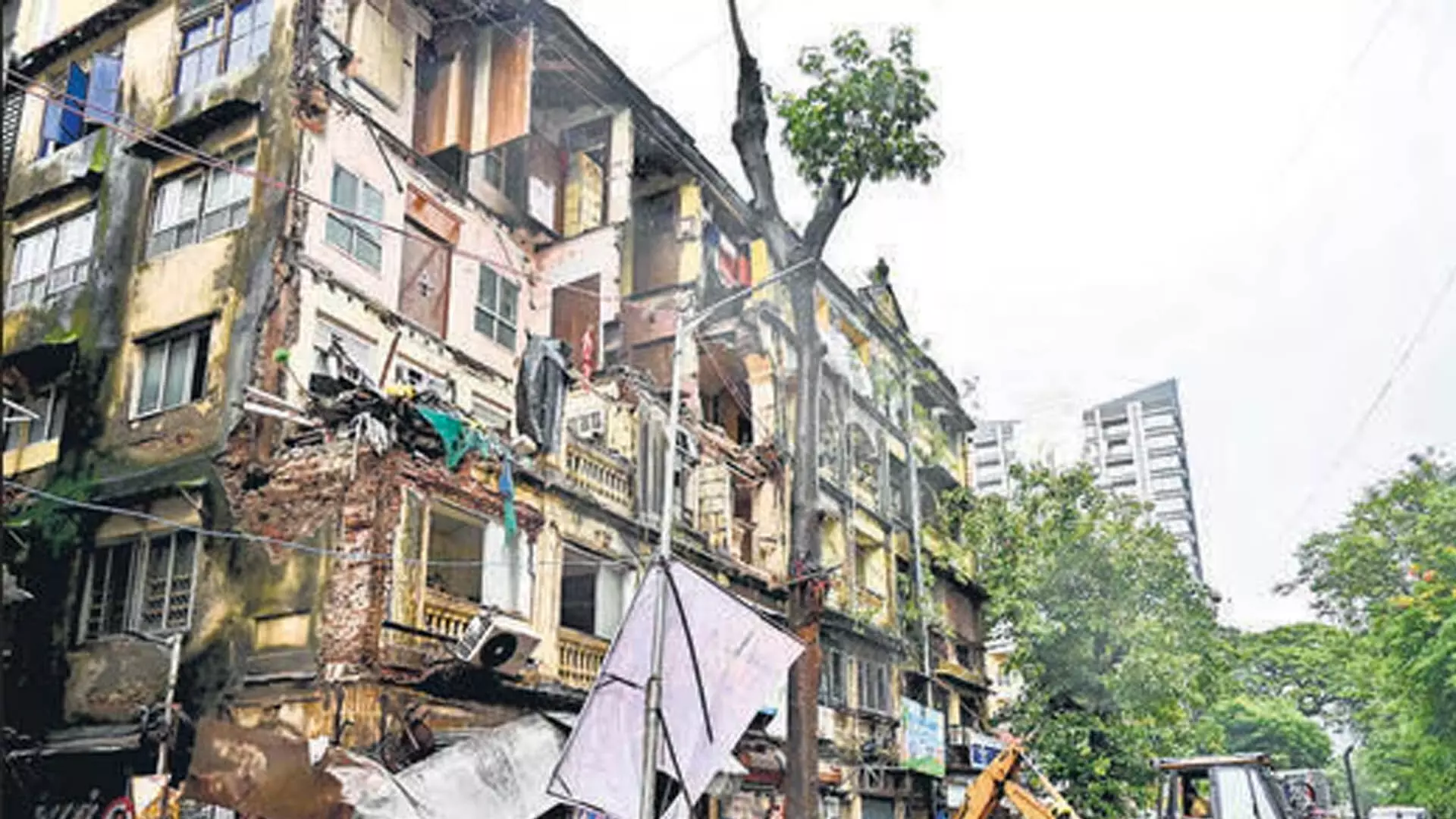 MUMBAI: ग्रांट रोड पर करीब 100 साल पुरानी इमारत का एक हिस्सा गिरने से 1 व्यक्ति की मौत, 4 घायल