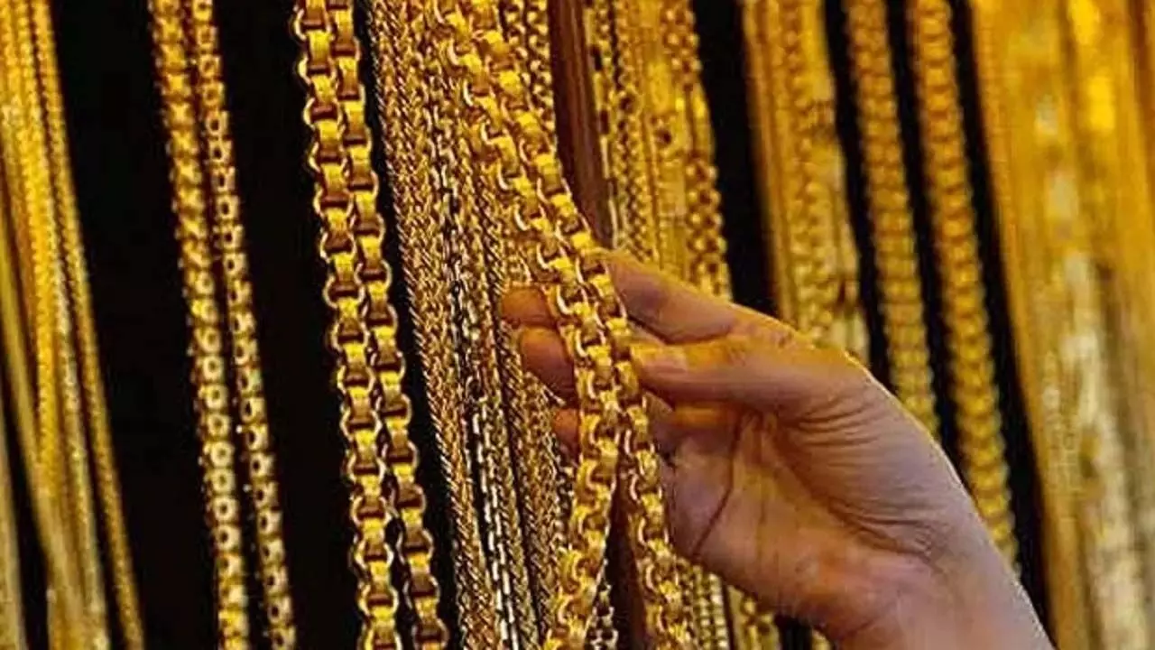 Gold Price : लगातार दूसरे दिन आज भारत में सोने की कीमत में 380 रुपये की गिरावट आई