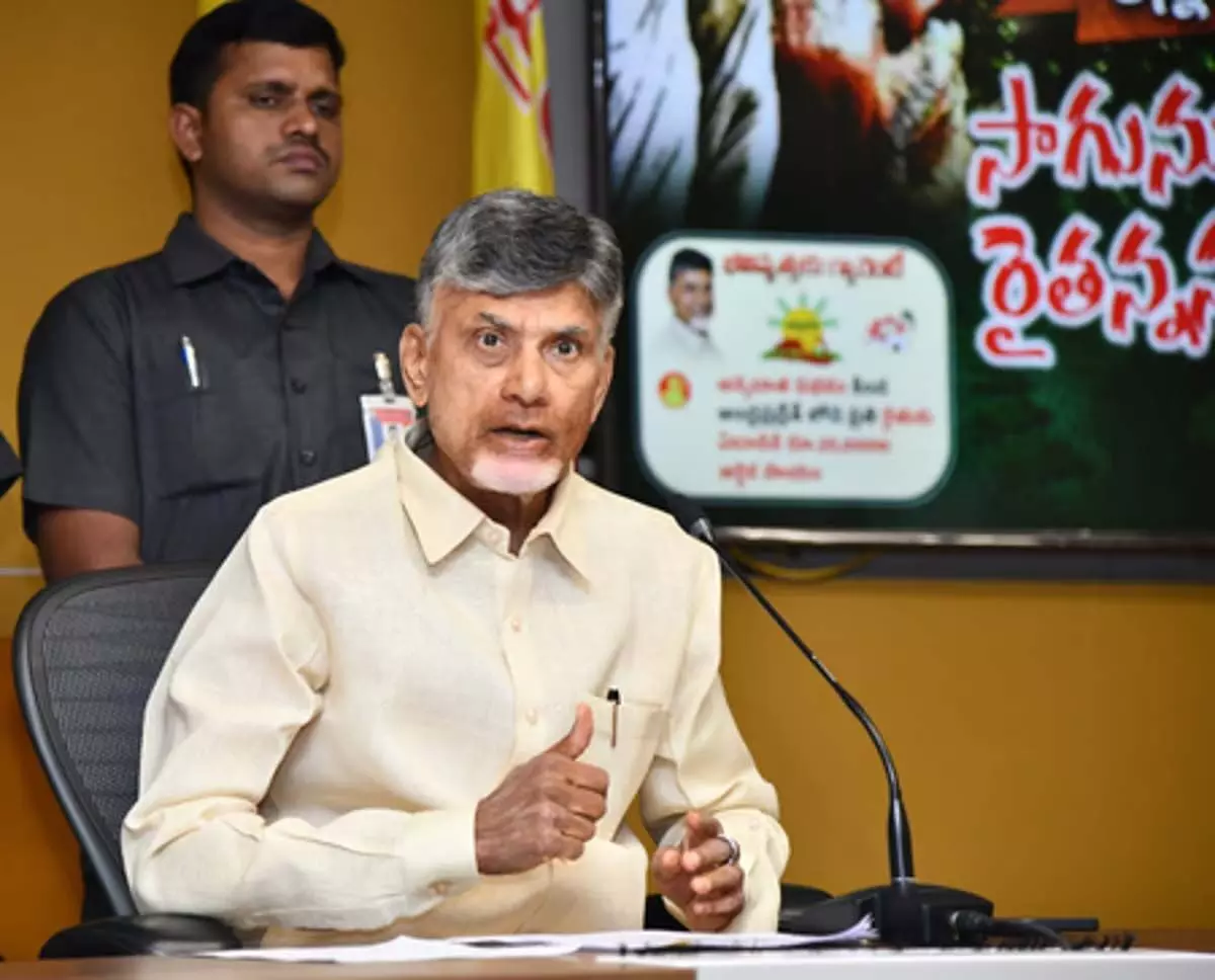 Andhra : सीएम नायडू ने टीडीपी सांसदों से कहा कि वे अप्रासंगिक मुद्दों के बजाय केंद्र से धन प्राप्त करने पर ध्यान केंद्रित करें