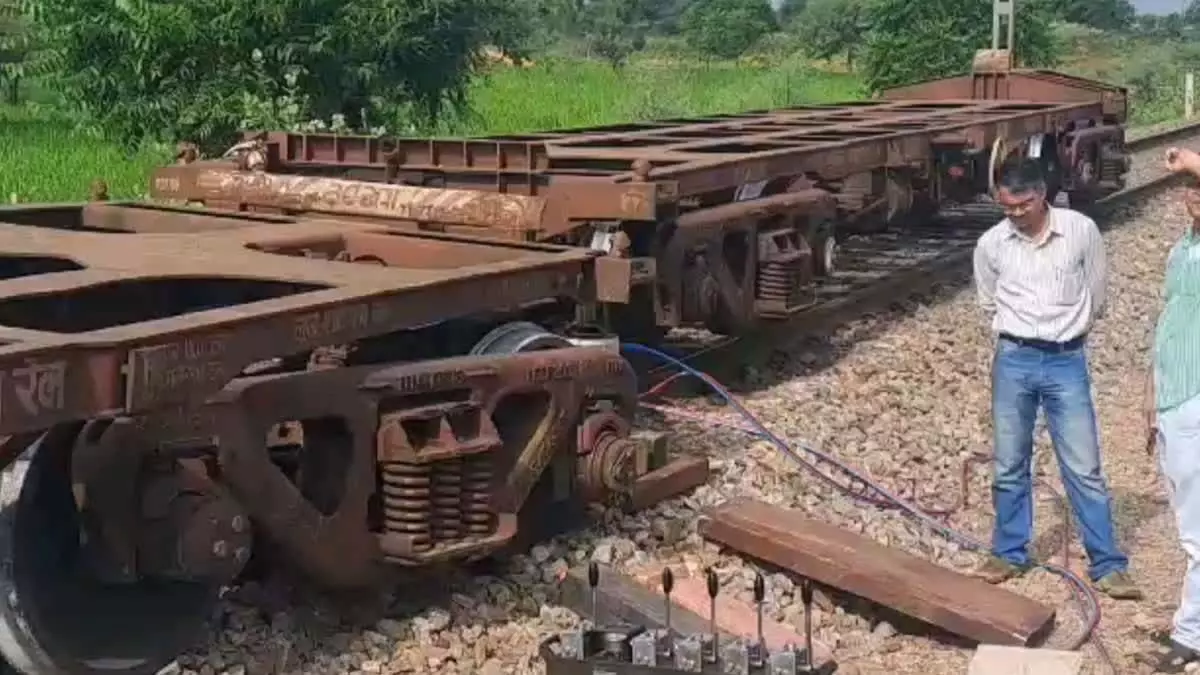 Delhi: राजस्थान के अलवर में मालगाड़ी पटरी से उतरी, सेवाएं अप्रभावित: रेलवे