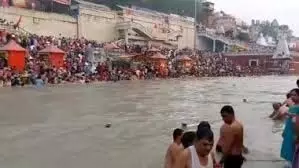 Haridwar: गुरु पूर्णिमा के अवसर पर भक्तों ने लगाई गंगा में डुबकी, घाटों पर भीड़