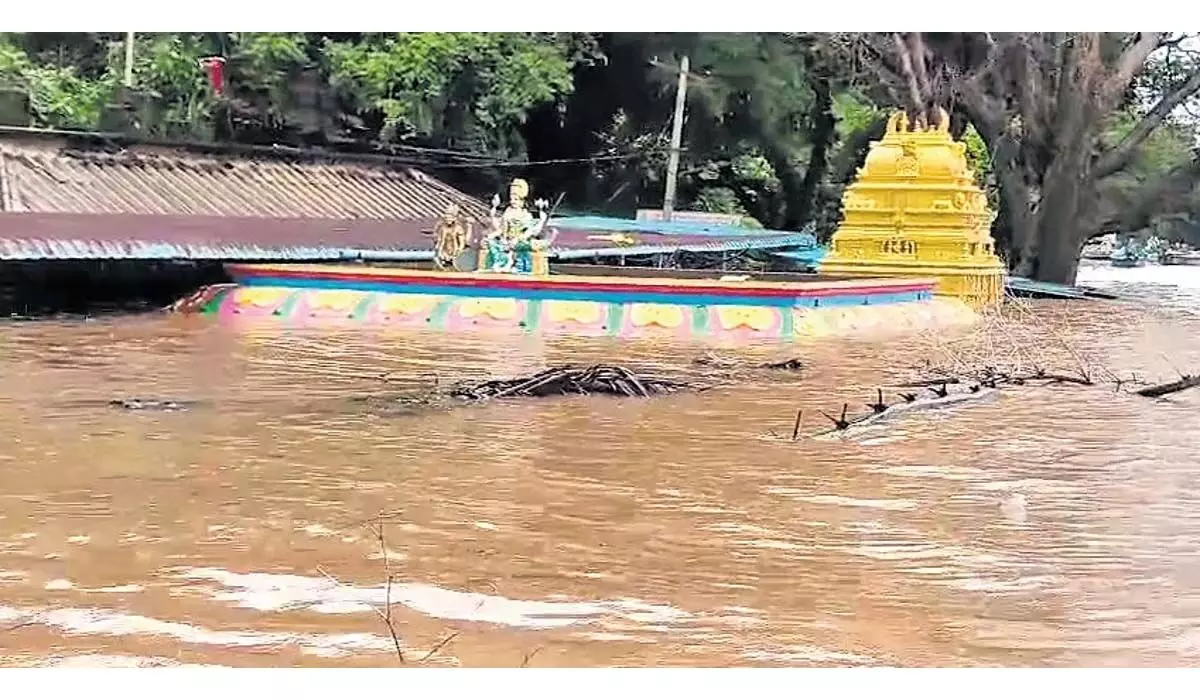 Andhra : लगातार बारिश के कारण गोदावरी नदी का जलस्तर बढ़ा, अधिकारियों ने जारी किया अलर्ट