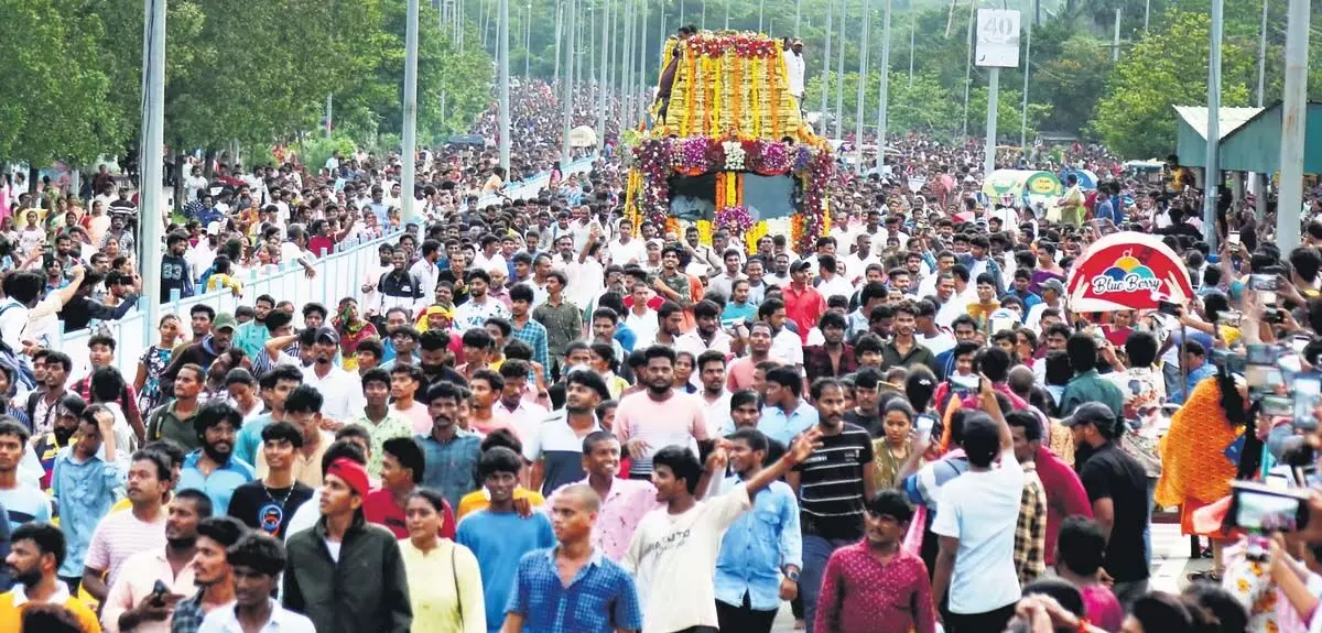 Andhra : लाखों भक्तों ने सिंहाचलम गिरि प्रदक्षिणा में हिस्सा लिया