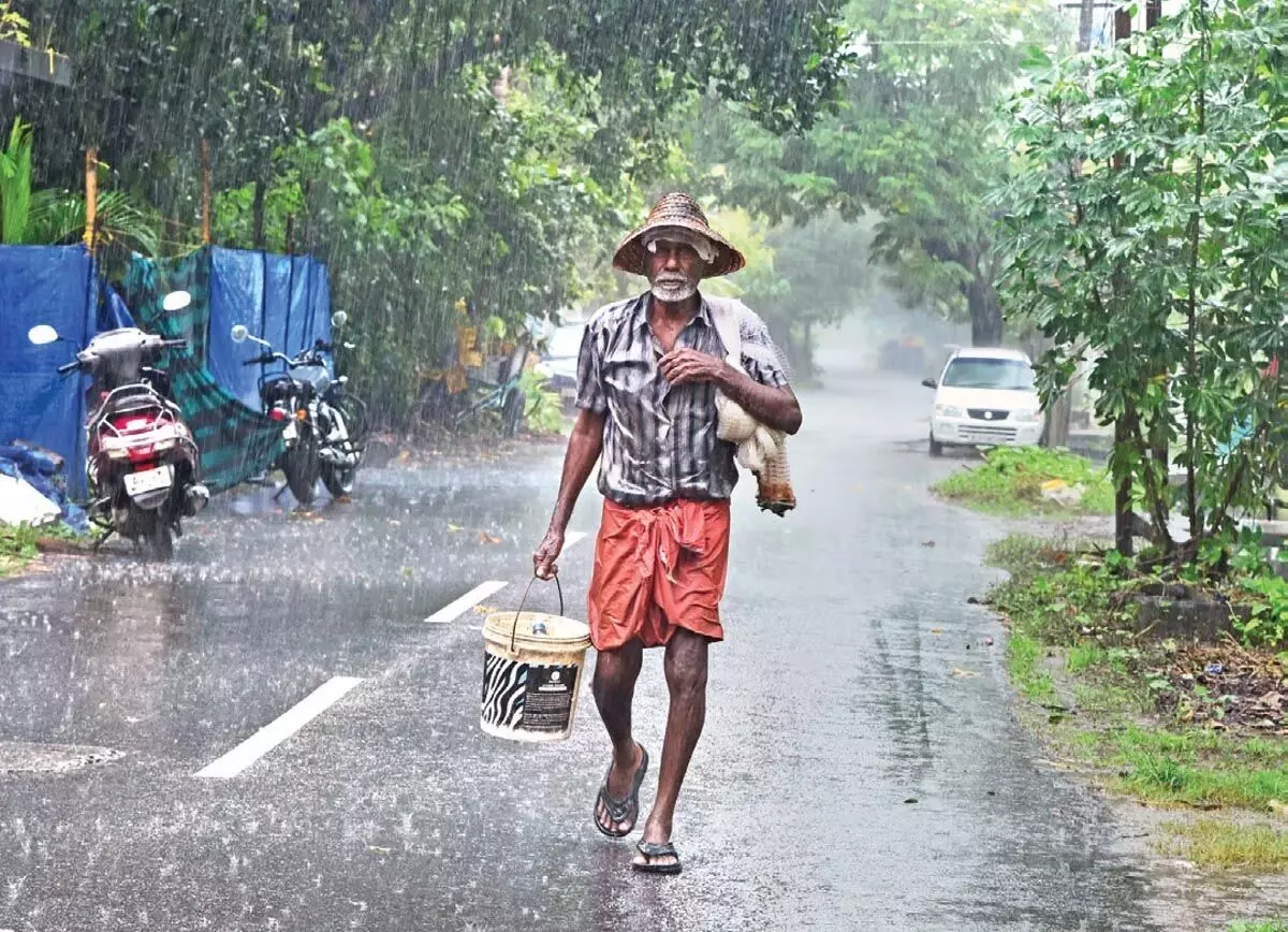 Telangana में भारी बारिश के कारण झीलें उफान पर, यातायात बाधित
