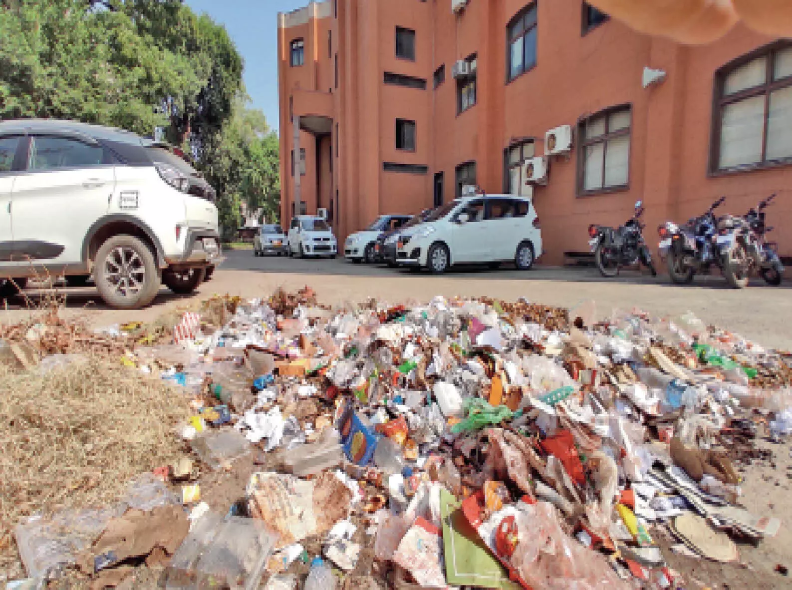 Ranchi  :ओल्ड लोअर बाजार रोड में कचरे का अंबार, दुर्गंध ने बढ़ायी परेशानी, निगम नहीं दे रहा ध्यान