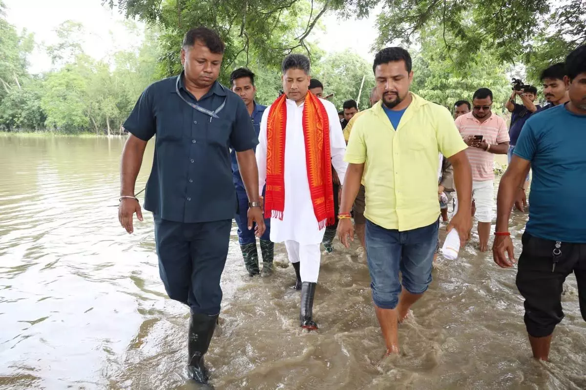 ASSAM  : मंत्री पीयूष हजारिका ने कटिगोराह में बाढ़ की स्थिति की समीक्षा की