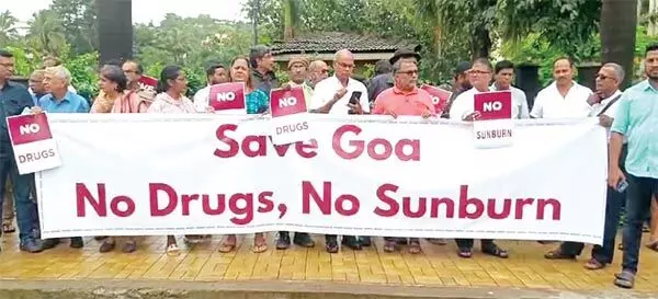 Goa के लोग दक्षिण गोवा में सूर्यास्त देखने के लिए सनबर्न चाहते