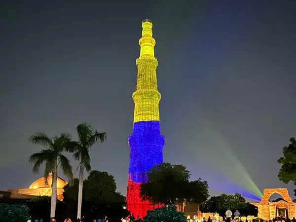 Qutub Minar को कोलंबिया के राष्ट्रीय ध्वज में रोशन किया गया