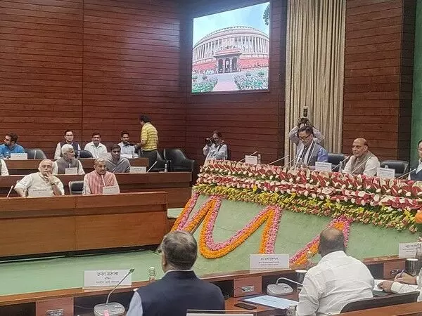 Delhi : बजट सत्र से पहले संसद में सर्वदलीय बैठक चल रही