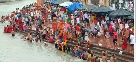 Haridwar : गुरु पूर्णिमा के अवसर पर भक्तों ने लगाई गंगा में पवित्र डुबकी
