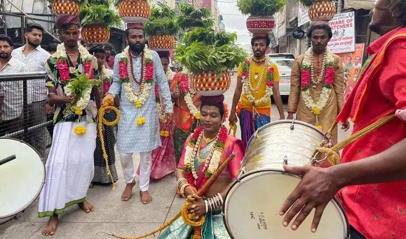 Telangana: सिकंदराबाद के उज्जैनी महाकाली मंदिर में उमड़ी श्रद्धालुओं की भीड़