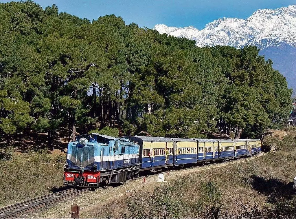 Himachal  : मानसून के कारण कांगड़ा घाटी में रेल सेवाएं बंद