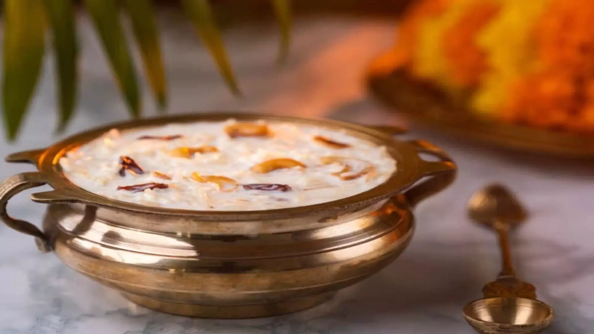 saffron pudding: भोले बाबा को चढ़ाए फलाहारी केसरिया खीर
