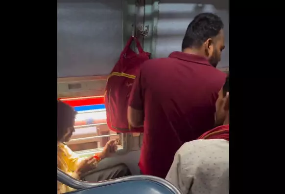 चलती ट्रेन में यात्रियों के बीच विवाद, Video आया सामने
