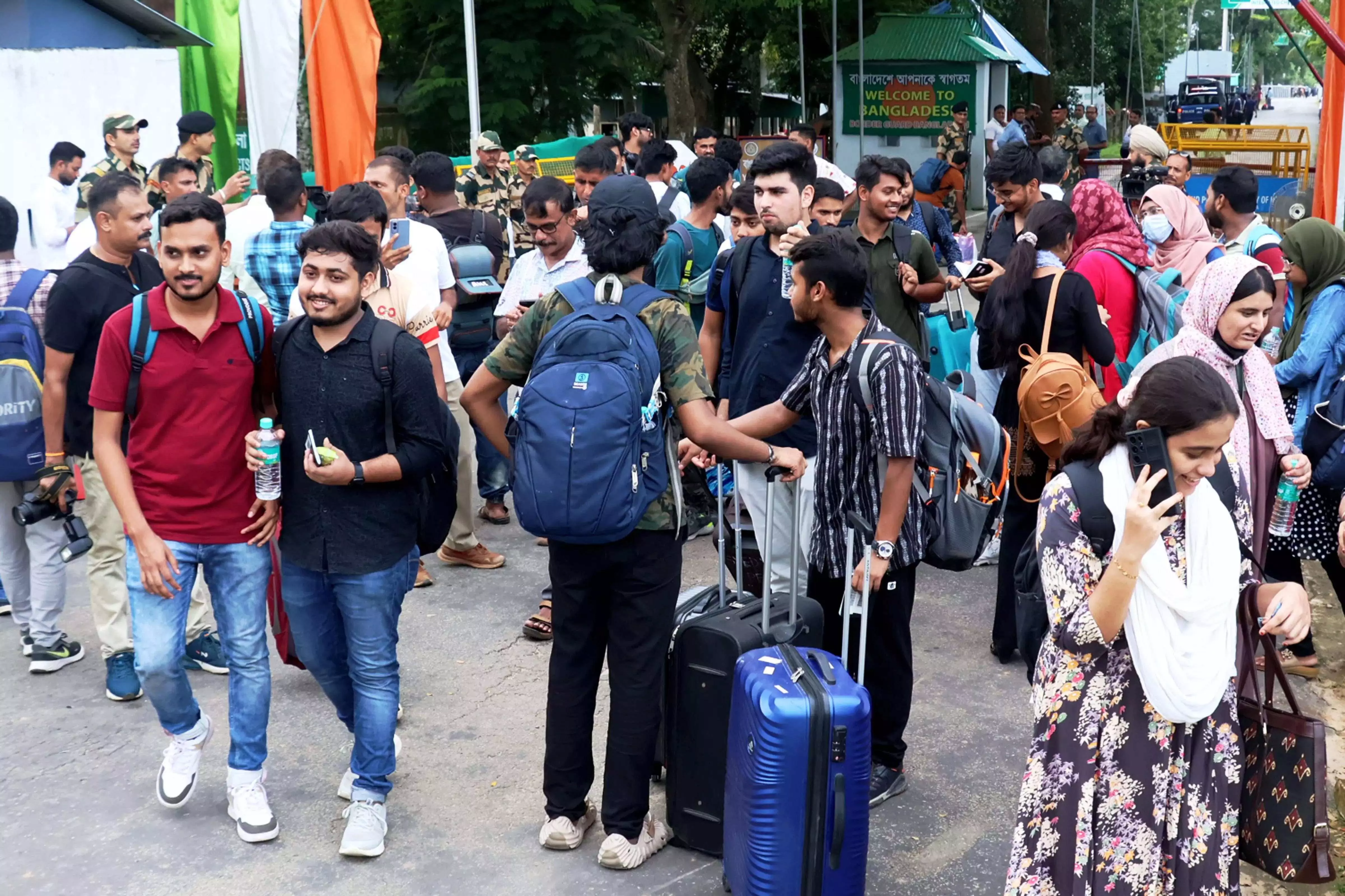हिंसा प्रभावित Bangladesh से 284 और लोग भारत आए