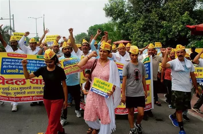 Haryana :  वेतन वृद्धि की मांग को लेकर क्लर्कों ने करनाल से चंडीगढ़ तक मार्च शुरू