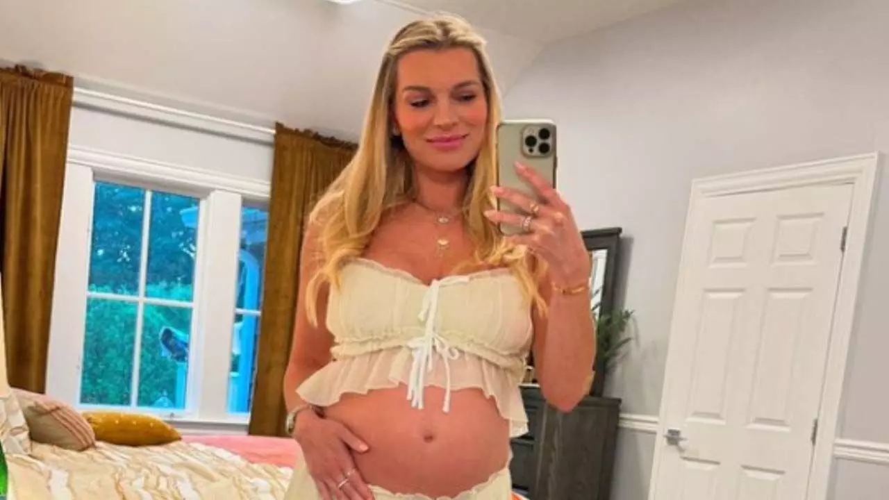Pregnant Lindsay Hubbard ने अपने बच्चे के लिंग का खुलासा किया