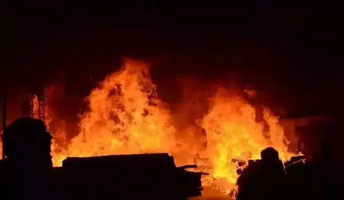 Assam : धेकियाजुली में कर अधीक्षक कार्यालय में भीषण आग लगी
