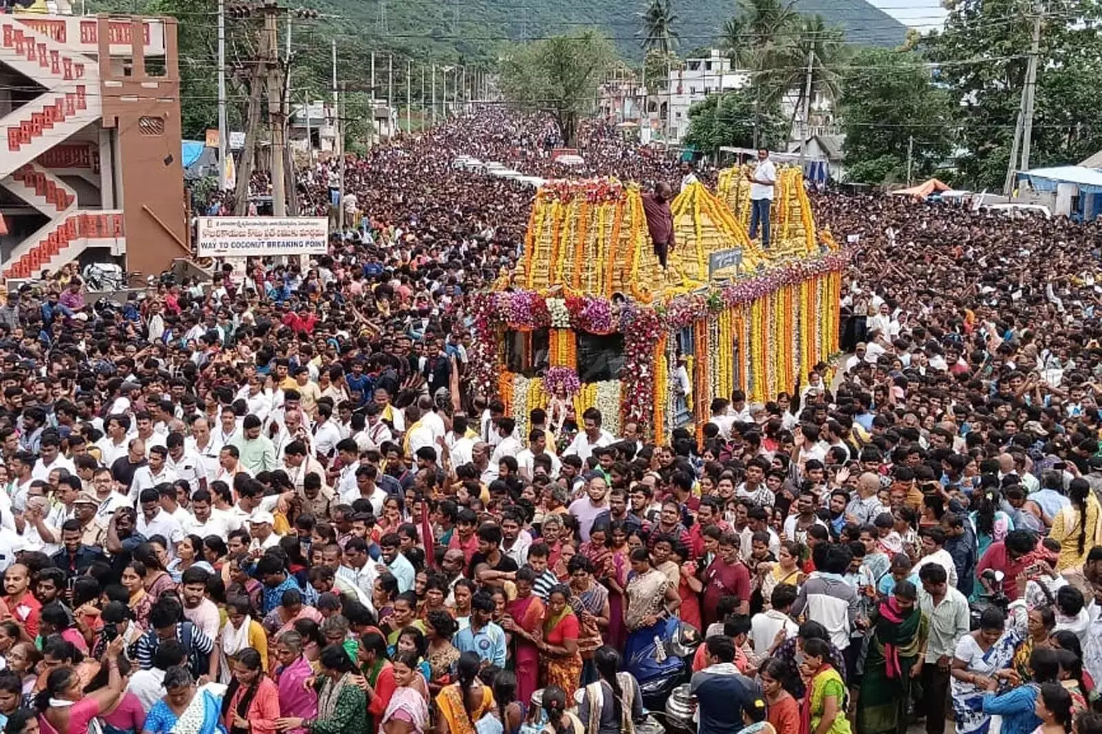 Andhra में सिंहाचलम पहाड़ियों पर गिरि प्रदक्षिणा में हजारों लोगों ने हिस्सा लिया