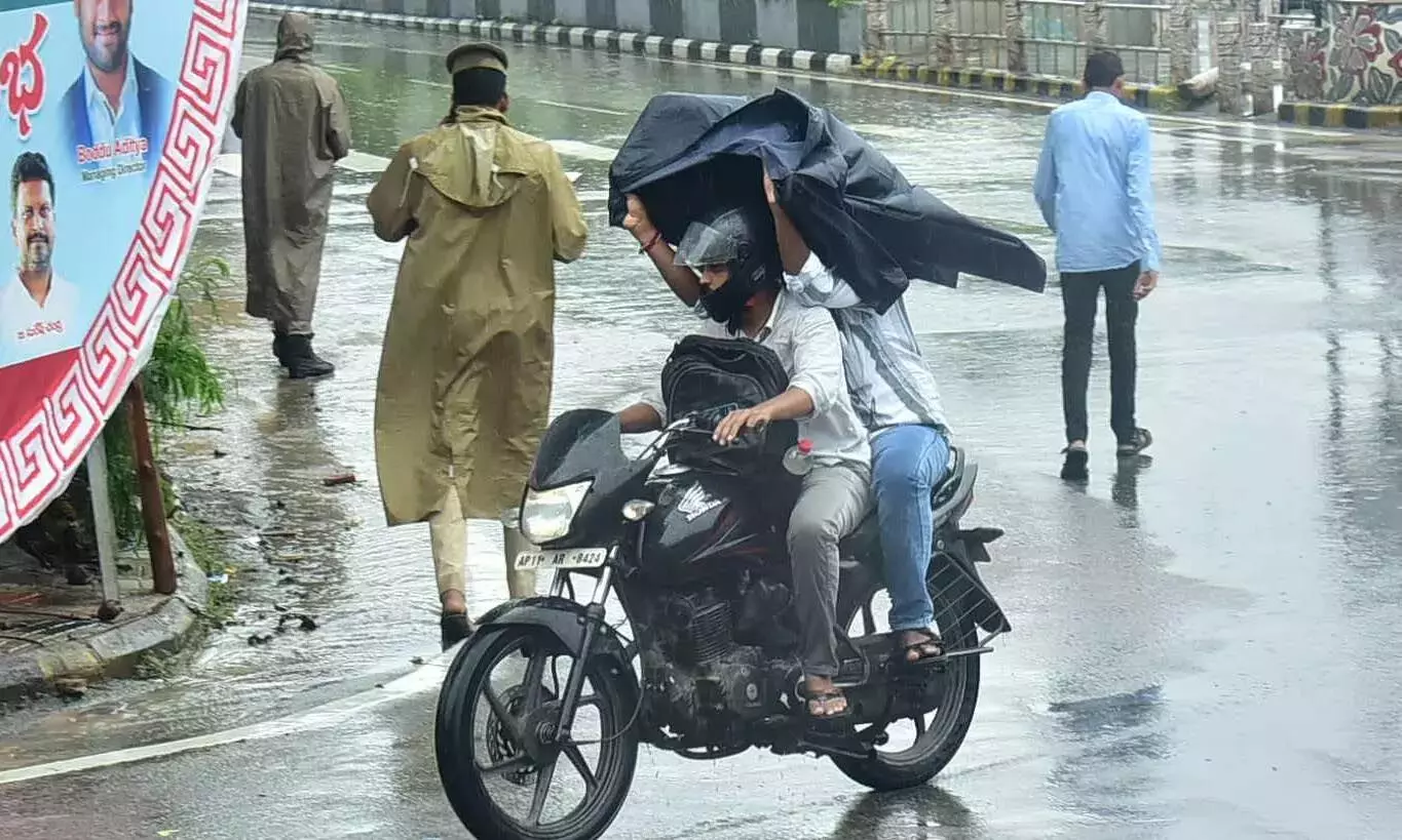 Hyderabad: बारिश के कारण भारी जलभराव, बिजली गिरने से 2 लोगों की मौत
