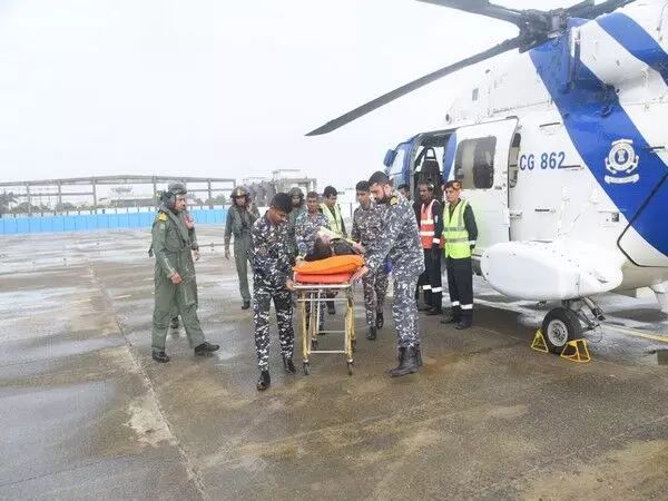 Coast Guard ने गुजरात तट के पास मोटर टैंकर ज़ील से बीमार व्यक्ति को चिकित्सा देखभाल के लिए निकाला